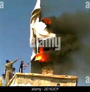 Undated Amateur Video Grab zeigt Menschen brechen eine Statue des verstorbenen syrischen Präsidenten Hafez El Assad, in Syrien im April 2011. Foto von ABACAPRESS.COM Stockfoto