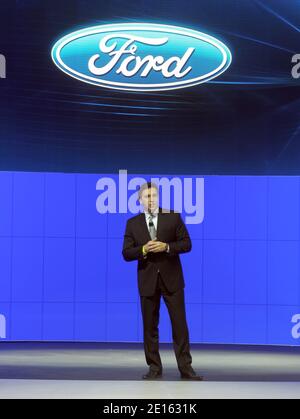 Mark Fields, Executive Vice President, Ford Motor Company, stellt den Ford Taurus 2013 auf der New York International Auto Show in New York City, NY, am 20. April 2011 vor.Foto von Charles Guerin/ABACAPRESS.COM Stockfoto