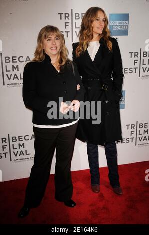 Julia Roberts und ihre Schwester Lisa Gillan kommen am 23. April 2011 bei der Weltpremiere von "Jesus Henry Christ" beim Tribeca Film Festival 2011 in New York City, New York, USA, an. Foto von Mehdi Taamallah/ABACAPRESS.COM Stockfoto