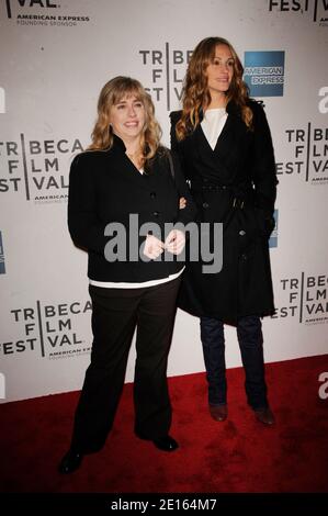 Julia Roberts und ihre Schwester Lisa Gillan kommen am 23. April 2011 bei der Weltpremiere von "Jesus Henry Christ" beim Tribeca Film Festival 2011 in New York City, New York, USA, an. Foto von Mehdi Taamallah/ABACAPRESS.COM Stockfoto