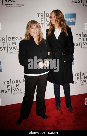 Julia Roberts und ihre Schwester Lisa Gillan kommen am 23. April 2011 bei der Weltpremiere von "Jesus Henry Christ" beim Tribeca Film Festival 2011 in New York City, New York, USA, an. Foto von Mehdi Taamallah/ABACAPRESS.COM Stockfoto