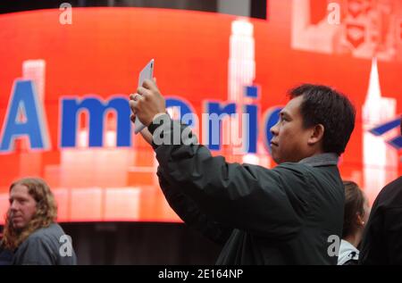 Illustration eines Mannes, der am 23. April 2011 mit einem iPad 2 im Times Square, New York City, NY, USA, filmte. Foto von JMP/ABACAPRESS.COM Stockfoto