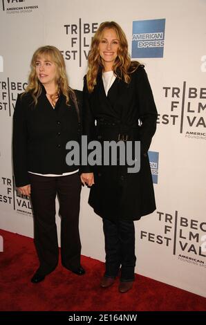 L-R: Lisa Gillan und Julia Roberts bei der Weltpremiere von "Jesus Henry Christ" während des Tribeca Film Festivals, das am 23. April 2011 im Tribeca Performing Arts Center in New York City, NY, USA, stattfand. Foto von Graylock/ABACAPRESS.COM Stockfoto