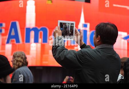 Illustration eines Mannes, der am 23. April 2011 mit einem iPad 2 im Times Square, New York City, NY, USA, filmte. Foto von JMP/ABACAPRESS.COM Stockfoto