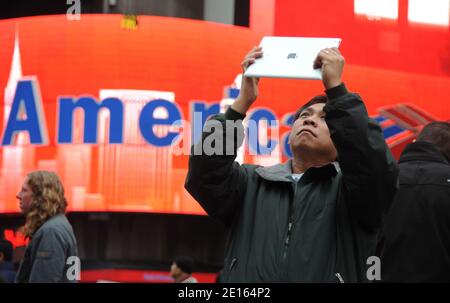 Illustration eines Mannes, der am 23. April 2011 mit einem iPad 2 im Times Square, New York City, NY, USA, filmte. Foto von JMP/ABACAPRESS.COM Stockfoto