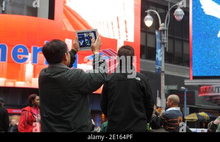 Illustration eines Mannes, der am 23. April 2011 mit einem iPad 2 im Times Square, New York City, NY, USA, filmte. Foto von JMP/ABACAPRESS.COM Stockfoto