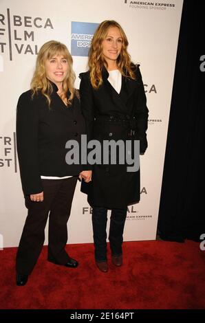 L-R: Lisa Gillan und Julia Roberts bei der Weltpremiere von "Jesus Henry Christ" während des Tribeca Film Festivals, das am 23. April 2011 im Tribeca Performing Arts Center in New York City, NY, USA, stattfand. Foto von Graylock/ABACAPRESS.COM Stockfoto