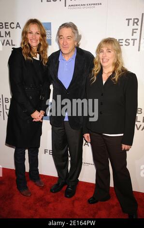 L-R: Julia Roberts, Robert De Niro und Lisa Gillan bei der Weltpremiere von "Jesus Henry Christ" während des Tribeca Film Festivals, das am 23. April 2011 im Tribeca Performing Arts Center in New York City, NY, USA, stattfand. Foto von Graylock/ABACAPRESS.COM Stockfoto