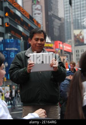 Illustration eines Mannes, der am 23. April 2011 mit einem iPad 2 im Times Square, New York City, NY, USA, filmte. Foto von JMP/ABACAPRESS.COM Stockfoto