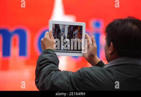 Illustration eines Mannes, der am 23. April 2011 mit einem iPad 2 im Times Square, New York City, NY, USA, filmte. Foto von JMP/ABACAPRESS.COM Stockfoto