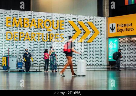 Guarulhos, Sao Paulo, Brasilien. Januar 2021. (INT) Schließung der inländischen ein- und Ausschiffung am Flughafen Guarulhos . 4. Januar 2021, Guarulhos, Sao Paulo, Brasilien: Terminal 1, für inländische ein- und Ausschiffung, ist mit Kegeln und Ketten geschlossen, die den Haupteingang von Passagieren und Fahrzeugen verhindern, während es keine Warnung auf den Straßen gibt, die sie daran hindert, zum Ort zu gehen, um es herauszufinden.Kredit: Fepesil/Thenews2 Kredit: Fepesil/TheNEWS2/ZUMA Wire/Alamy Live News Stockfoto