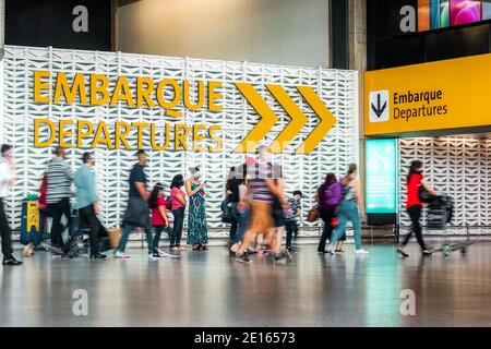 Guarulhos, Sao Paulo, Brasilien. Januar 2021. (INT) Schließung der inländischen ein- und Ausschiffung am Flughafen Guarulhos . 4. Januar 2021, Guarulhos, Sao Paulo, Brasilien: Terminal 1, für inländische ein- und Ausschiffung, ist mit Kegeln und Ketten geschlossen, die den Haupteingang von Passagieren und Fahrzeugen verhindern, während es keine Warnung auf den Straßen gibt, die sie daran hindert, zum Ort zu gehen, um es herauszufinden.Kredit: Fepesil/Thenews2 Kredit: Fepesil/TheNEWS2/ZUMA Wire/Alamy Live News Stockfoto