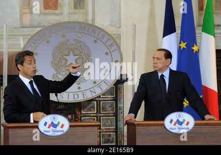 Der französische Präsident Nicolas Sarkozy leitet am 26. April 2011 eine Pressekonferenz mit dem italienischen Premierminister Silvio Berlusconi in der Villa Madama in Rom. Sarkozy kommt in Rom an und will einen Streit über die Einwanderung in Nordafrika und über Unternehmensübernahmen beenden. Foto von Eric Vandeville/ABACAPRESS.COM Stockfoto