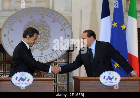Der italienische Ministerpräsident Silvio Berlusconi (R) und der französische Präsident Nicolas Sarkozy schütteln nach einer Pressekonferenz in der Villa Madama in Rom am 26. April 2011 die Hände. Sarkozy kommt in Rom an und will einen Streit über die Einwanderung in Nordafrika und über Unternehmensübernahmen beenden. Foto von Eric Vandeville/ABACAPRESS.COM Stockfoto