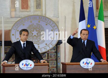 Der französische Präsident Nicolas Sarkozy leitet am 26. April 2011 eine Pressekonferenz mit dem italienischen Premierminister Silvio Berlusconi in der Villa Madama in Rom. Sarkozy kommt in Rom an und will einen Streit über die Einwanderung in Nordafrika und über Unternehmensübernahmen beenden. Foto von Eric Vandeville/ABACAPRESS.COM Stockfoto