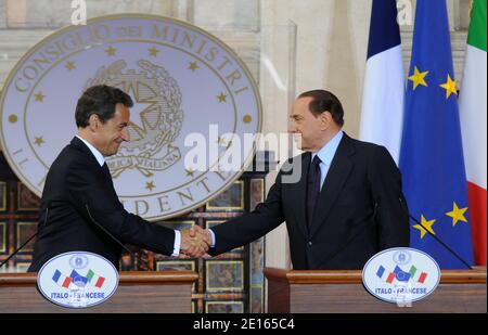 Der italienische Ministerpräsident Silvio Berlusconi (R) und der französische Präsident Nicolas Sarkozy schütteln nach einer Pressekonferenz in der Villa Madama in Rom am 26. April 2011 die Hände. Sarkozy kommt in Rom an und will einen Streit über die Einwanderung in Nordafrika und über Unternehmensübernahmen beenden. Foto von Eric Vandeville/ABACAPRESS.COM Stockfoto