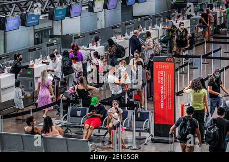 Guarulhos, Sao Paulo, Brasilien. Januar 2021. (INT) Schließung der inländischen ein- und Ausschiffung am Flughafen Guarulhos . 4. Januar 2021, Guarulhos, Sao Paulo, Brasilien: Terminal 1, für inländische ein- und Ausschiffung, ist mit Kegeln und Ketten geschlossen, die den Haupteingang von Passagieren und Fahrzeugen verhindern, während es keine Warnung auf den Straßen gibt, die sie daran hindert, zum Ort zu gehen, um es herauszufinden.Kredit: Fepesil/Thenews2 Kredit: Fepesil/TheNEWS2/ZUMA Wire/Alamy Live News Stockfoto