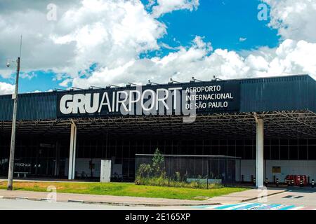 Guarulhos, Sao Paulo, Brasilien. Januar 2021. GUARULHOS (SP), 04/01/2021 - MOVIMENTACAO NO AEROPORTO INTERNACIONAL DE GUARULHOS - Na primeira segunda-feira de 2021, a movimentacao no Aeroporto de Guarulhos, e regular. O Terminal 1, para embarque e desembarque domestico, esta fechado com cones e correntes impedindo a entrada principal de passageiros e veiculos, porem nao a nenhum aviso nas vias, que impeca os mesmos de ir ate o local para descobrir. Quelle: Fepesil/TheNEWS2/ZUMA Wire/Alamy Live News Stockfoto