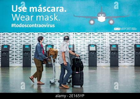 Guarulhos, Sao Paulo, Brasilien. Januar 2021. (INT) Schließung der inländischen ein- und Ausschiffung am Flughafen Guarulhos . 4. Januar 2021, Guarulhos, Sao Paulo, Brasilien: Terminal 1, für inländische ein- und Ausschiffung, ist mit Kegeln und Ketten geschlossen, die den Haupteingang von Passagieren und Fahrzeugen verhindern, während es keine Warnung auf den Straßen gibt, die sie daran hindert, zum Ort zu gehen, um es herauszufinden.Kredit: Fepesil/Thenews2 Kredit: Fepesil/TheNEWS2/ZUMA Wire/Alamy Live News Stockfoto