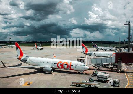 Guarulhos, Sao Paulo, Brasilien. Januar 2021. (INT) Schließung der inländischen ein- und Ausschiffung am Flughafen Guarulhos . 4. Januar 2021, Guarulhos, Sao Paulo, Brasilien: Terminal 1, für inländische ein- und Ausschiffung, ist mit Kegeln und Ketten geschlossen, die den Haupteingang von Passagieren und Fahrzeugen verhindern, während es keine Warnung auf den Straßen gibt, die sie daran hindert, zum Ort zu gehen, um es herauszufinden.Kredit: Fepesil/Thenews2 Kredit: Fepesil/TheNEWS2/ZUMA Wire/Alamy Live News Stockfoto