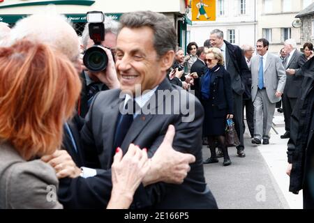 Der französische Präsident Nicolas Sarkozy, flankiert von der ehemaligen First Lady Bernadette Chirac, wird am 28. April 2011 in Egletons, Correze, Zentralfrankreich, puizitiert. Foto von Ludovic/Pool/ABACAPRESS.COM Stockfoto