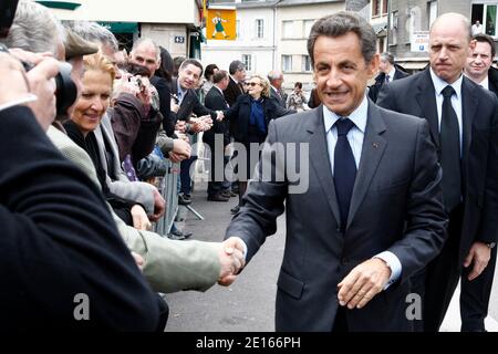 Der französische Präsident Nicolas Sarkozy, flankiert von der ehemaligen First Lady Bernadette Chirac, wird am 28. April 2011 in Egletons, Correze, Zentralfrankreich, puizitiert. Foto von Ludovic/Pool/ABACAPRESS.COM Stockfoto