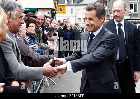 Der französische Präsident Nicolas Sarkozy, flankiert von der ehemaligen First Lady Bernadette Chirac, wird am 28. April 2011 in Egletons, Correze, Zentralfrankreich, puizitiert. Foto von Ludovic/Pool/ABACAPRESS.COM Stockfoto