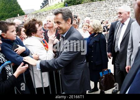 Der französische Präsident Nicolas Sarkozy, flankiert von der ehemaligen First Lady Bernadette Chirac, wird am 28. April 2011 in Egletons, Correze, Zentralfrankreich, puizitiert. Foto von Ludovic/Pool/ABACAPRESS.COM Stockfoto