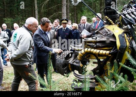 Der französische Präsident Nicolas Sarkozy besuchte am 28. April 2011 den Darnets-Wald bei Egletons, Correze, Zentralfrankreich. Foto von Ludovic/Pool/ABACAPRESS.COM Stockfoto