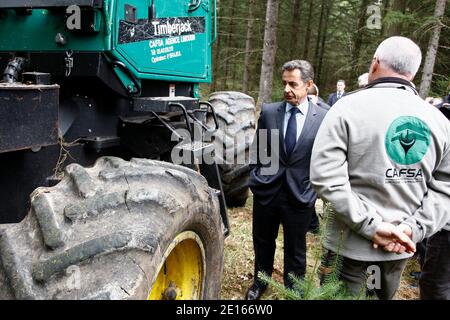 Der französische Präsident Nicolas Sarkozy besuchte am 28. April 2011 den Darnets-Wald bei Egletons, Correze, Zentralfrankreich. Foto von Ludovic/Pool/ABACAPRESS.COM Stockfoto