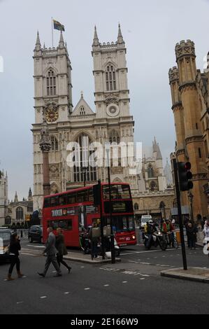 Atmosphäre vor der Westminster Abbey vor der Hochzeit von Prinz William und Kate Middleton, die morgen in London, Großbritannien, am 28. April 2011 stattfinden wird. Foto von Mousse/ABACAPRESS.COM Stockfoto