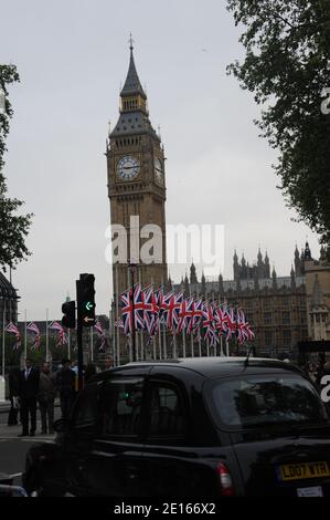 Atmosphäre vor der Westminster Abbey vor der Hochzeit von Prinz William und Kate Middleton, die morgen in London, Großbritannien, am 28. April 2011 stattfinden wird. Foto von Mousse/ABACAPRESS.COM Stockfoto