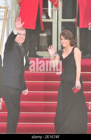 Prinz Andrew, der Herzog von York, und die Tochter Prinzessin Eugenie von York, kommen am 28. April 2011 zu einem Galadinner in London, Großbritannien, zu dem die britische Königin Elizabeth II. Eingeladen hat. Der britische Prinz William wird am 29. April 2011 seine Verlobte Kate Middleton in der Westminster Abbey in London heiraten. Foto von ABACAPRESS.COM Stockfoto