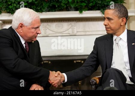 Präsident Barack Obama schüttelt die Hände mit Ricardo Martinelli, Präsident von Panama, links, im Oval Office im Weißen Haus in Washington, D.C., USA, in Washington, D.C., USA, am Donnerstag, 28. April 2011. Foto von Brendan Hoffman/Pool/ABACAPRESS.COM Stockfoto