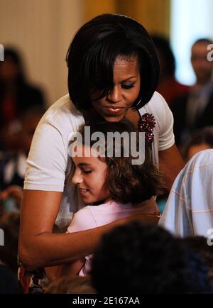 First Lady Michelle Obama begrüßt die Kinder von Mitarbeitern des Executive Office beim jährlichen "Take our Daughters and Sons to Work"-Tag des Weißen Hauses am 28. April 2011 in Washington DC, USA. Foto von Olivier Douliery/ABACAPRESS.COM Stockfoto