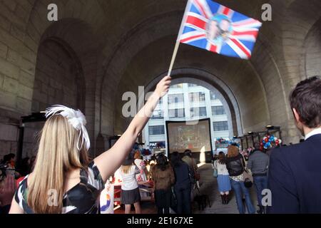 New Yorker feiern am 29. April 2011 die königliche Hochzeit von Prinz William und Kate Middleton im Archway in Dumbo, New York, NY.Foto von Charles Guerin/ABACAPRESS.COM Stockfoto