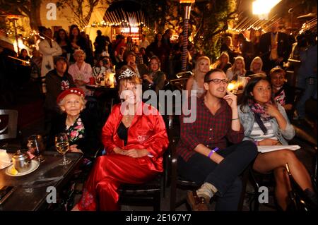 Am 29. April 2011 versammelten sich die Menschen im Cat and Fiddle Pub in Los Angeles zu einer Besichtigungsparty der Royal Wedding. Foto von Lionel Hahn/ABACAPRESS.COM Stockfoto