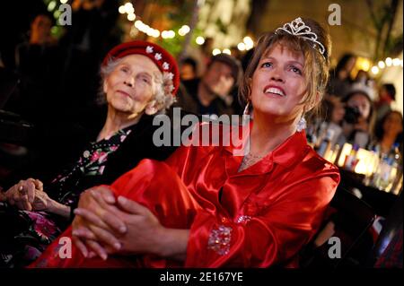 Am 29. April 2011 versammelten sich die Menschen im Cat and Fiddle Pub in Los Angeles zu einer Besichtigungsparty der Royal Wedding. Foto von Lionel Hahn/ABACAPRESS.COM Stockfoto