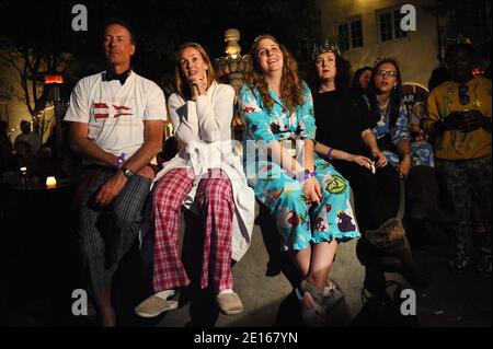 Am 29. April 2011 versammelten sich die Menschen im Cat and Fiddle Pub in Los Angeles zu einer Besichtigungsparty der Royal Wedding. Foto von Lionel Hahn/ABACAPRESS.COM Stockfoto