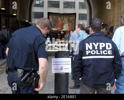 New Yorker feiern am 29. April 2011 die königliche Hochzeit von Prinz William und Kate Middleton im Archway in Dumbo, New York, NY.Foto von Charles Guerin/ABACAPRESS.COM Stockfoto