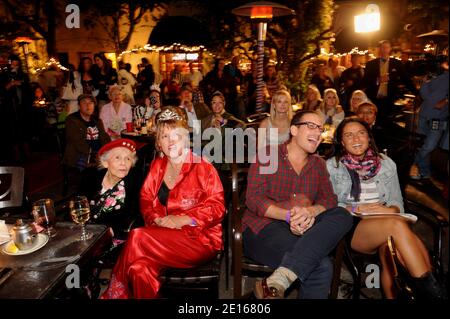 Am 29. April 2011 versammelten sich die Menschen im Cat and Fiddle Pub in Los Angeles zu einer Besichtigungsparty der Royal Wedding. Foto von Lionel Hahn/ABACAPRESS.COM Stockfoto