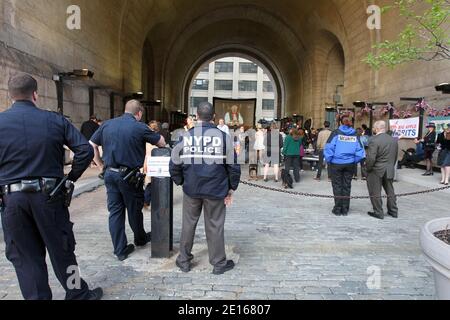 New Yorker feiern am 29. April 2011 die königliche Hochzeit von Prinz William und Kate Middleton im Archway in Dumbo, New York, NY.Foto von Charles Guerin/ABACAPRESS.COM Stockfoto