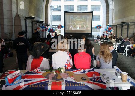 New Yorker feiern am 29. April 2011 die königliche Hochzeit von Prinz William und Kate Middleton im Archway in Dumbo, New York, NY.Foto von Charles Guerin/ABACAPRESS.COM Stockfoto