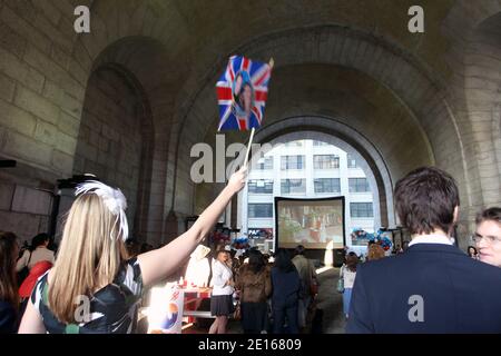 New Yorker feiern am 29. April 2011 die königliche Hochzeit von Prinz William und Kate Middleton im Archway in Dumbo, New York, NY.Foto von Charles Guerin/ABACAPRESS.COM Stockfoto