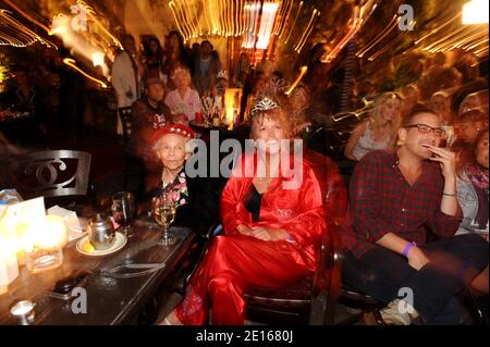 Am 29. April 2011 versammelten sich die Menschen im Cat and Fiddle Pub in Los Angeles zu einer Besichtigungsparty der Royal Wedding. Foto von Lionel Hahn/ABACAPRESS.COM Stockfoto