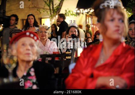 Am 29. April 2011 versammelten sich die Menschen im Cat and Fiddle Pub in Los Angeles zu einer Besichtigungsparty der Royal Wedding. Foto von Lionel Hahn/ABACAPRESS.COM Stockfoto