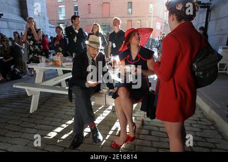 New Yorker feiern am 29. April 2011 die königliche Hochzeit von Prinz William und Kate Middleton im Archway in Dumbo, New York, NY.Foto von Charles Guerin/ABACAPRESS.COM Stockfoto