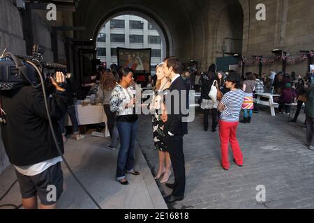 New Yorker feiern am 29. April 2011 die königliche Hochzeit von Prinz William und Kate Middleton im Archway in Dumbo, New York, NY.Foto von Charles Guerin/ABACAPRESS.COM Stockfoto