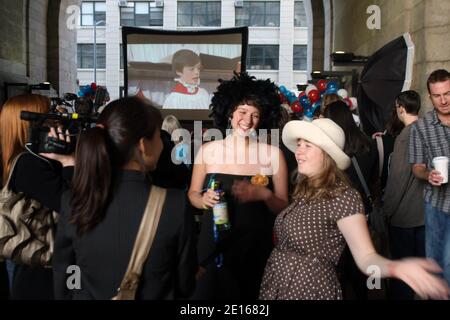 New Yorker feiern am 29. April 2011 die königliche Hochzeit von Prinz William und Kate Middleton im Archway in Dumbo, New York, NY.Foto von Charles Guerin/ABACAPRESS.COM Stockfoto