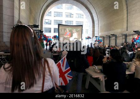 New Yorker feiern am 29. April 2011 die königliche Hochzeit von Prinz William und Kate Middleton im Archway in Dumbo, New York, NY.Foto von Charles Guerin/ABACAPRESS.COM Stockfoto